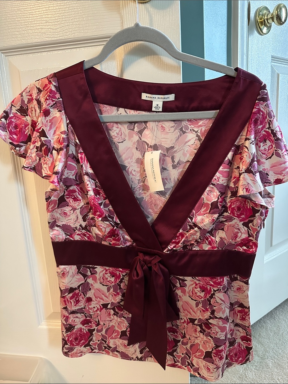 NWT Banana Republic Burgundy Trim Pink Floral V-Neck high waist silk top, Medium